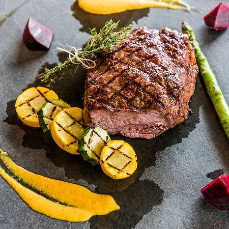 Holiday Inn Cucuta By Ihg Екстер'єр фото A steak prepared with vegetables