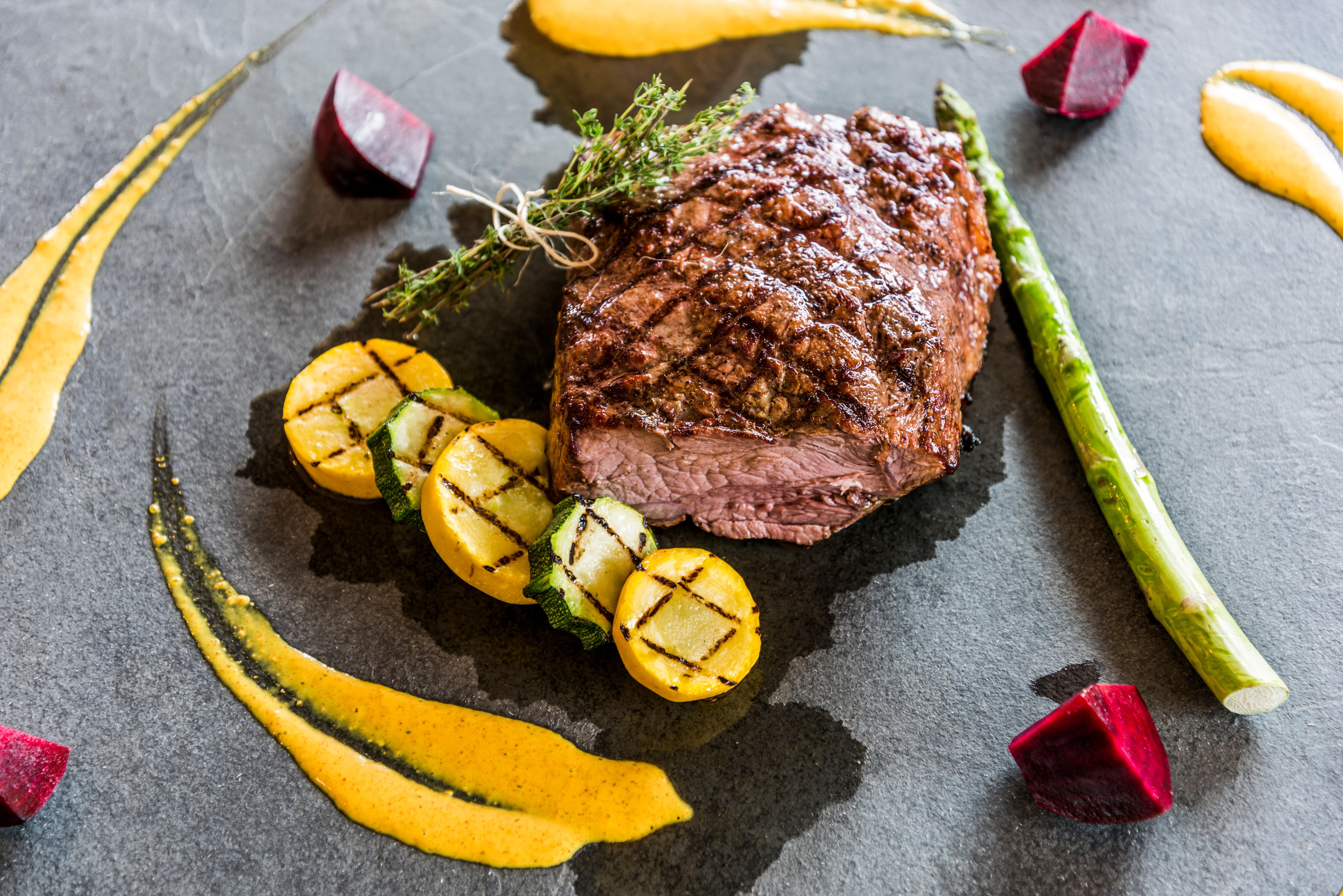 Holiday Inn Cucuta By Ihg Екстер'єр фото A steak prepared with vegetables