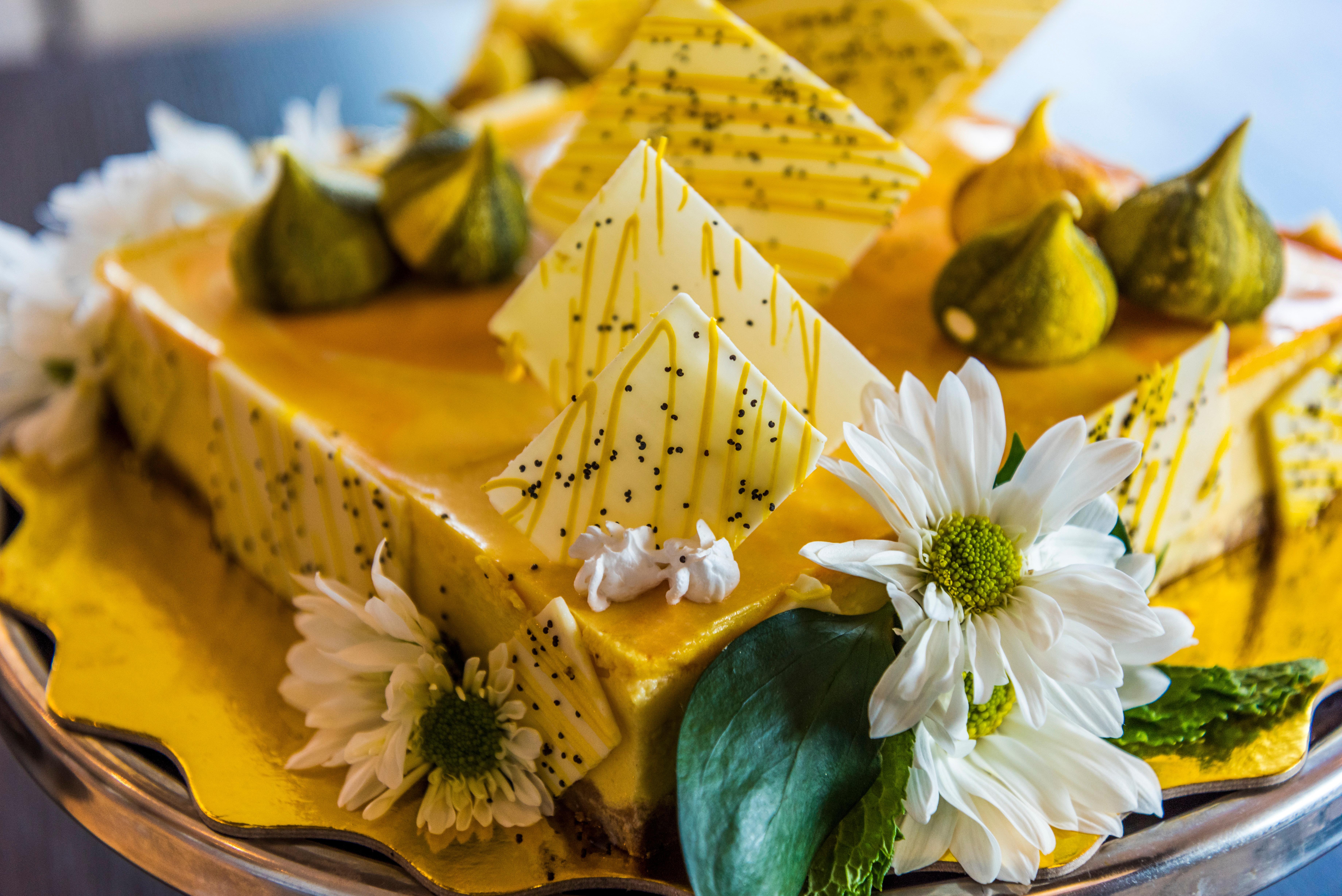 Holiday Inn Cucuta By Ihg Екстер'єр фото A mango cake