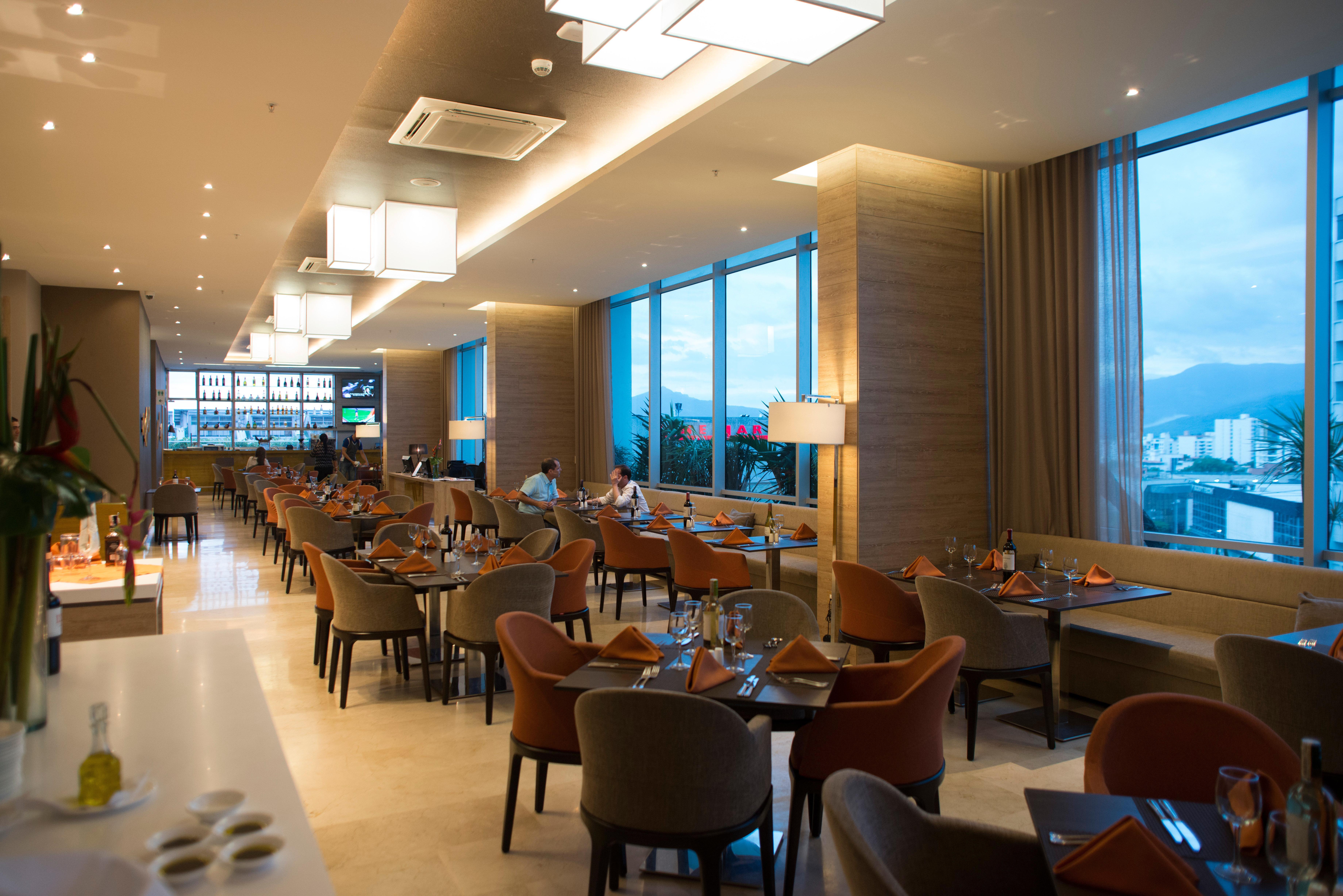 Holiday Inn Cucuta By Ihg Екстер'єр фото The Club Lounge at Hong Kong International Airport